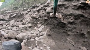 Строительство, экскаватор копает песок