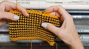 Двухцветная резинка на вязальной машине Silver Reed  Кукурузка