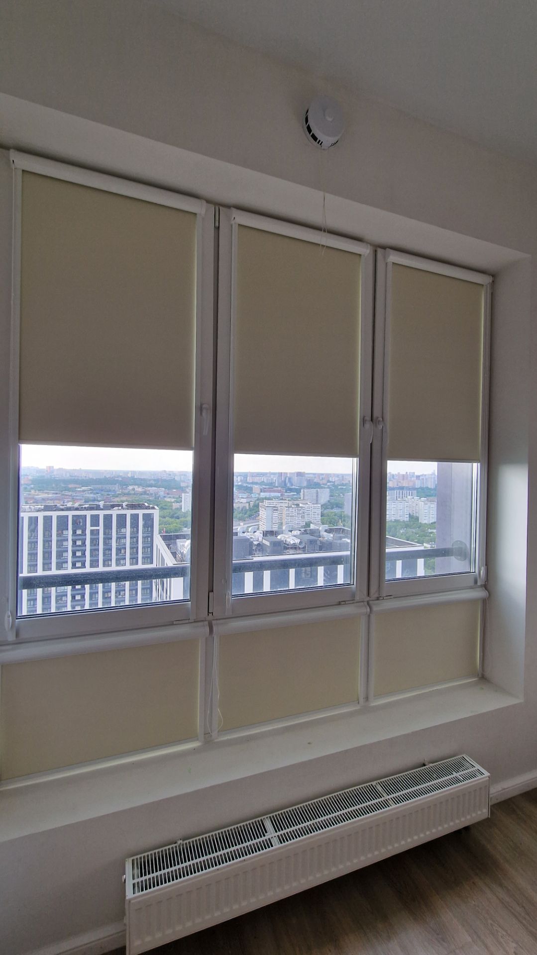 Кассетные рулонные шторки уни2 на панорамное окно. Ткан Респект блэкаут кремовый.