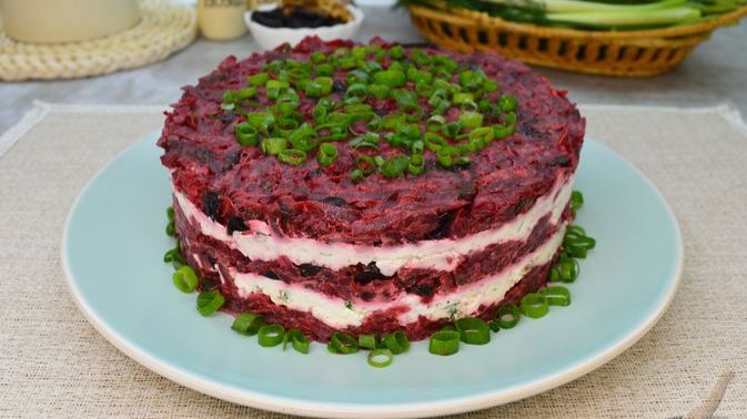 Нарядная слоёная закуска. ЗАКУСОЧНЫЙ СВЕКОЛЬНЫЙ ТОРТ С ЧЕРНОСЛИВОМ