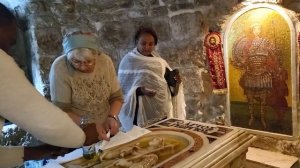 Я наливаю масло на могилу Георгия Победоносца и собираю освященное целебное с мироточащего саркофага