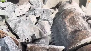 Строительство, дробление щебёнки