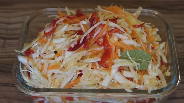 Капуста с болгарским перцем — универсальный салат: ешь сразу или заготавливай! смотреть онлайн