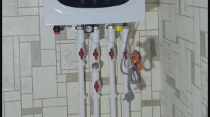 Сделал пластиковое отопление  и смонтировал настенный газовый котёл .