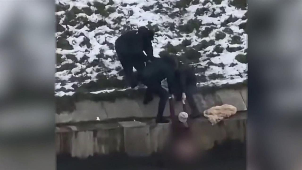 В Санкт-Петербурге спасли из ледяной воды маму с ребенком.