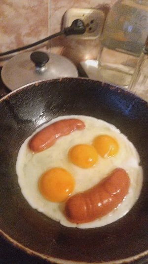 ОБЖОР яичница с сардельками/завтрак/мукбанг/перекус/еда на видео