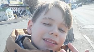 смотрю Артёма аришнева. на прямом стриме.