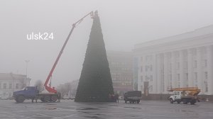 Главная ёлка города Ульяновска. Монтаж, украшение новогодней ёлки. Видео, 18 ноября 2025. Ульяновск