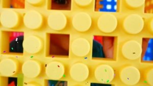 Дети строят из игрушечного конструктора!