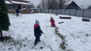 Ой как девчонки рады снегу! Снеговика даже можно лепить