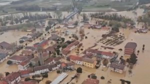 Появились кадры последствий прошедшего в Италии наводнения.