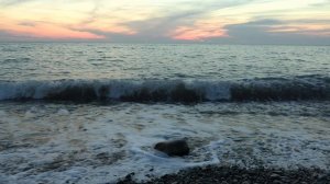 Тихо на пляжах Сочи поздней осенью.