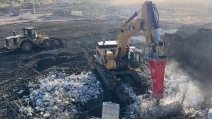 Экскаватор Cat 365C, работающий с новым 7-тонным гидравлическим молотом - Labrianidis