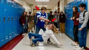 ВЫРУБИЛА школьного хулигана с ОДНОГО УДАРА. Хотели поиздеваться над девочкой. Не знали КТО ее ТЕТЯ..