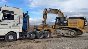 Транспортировка на стройплощадку четырех экскаваторов Cat & Liebherr для технического обслуживания