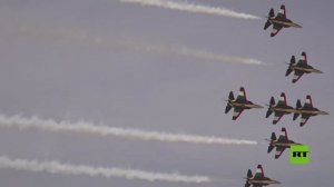 فرسان الإمارات يبهر زوار معرض دبي للطيران بعرض جوي ساحر