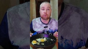 Ответы на вопросы. Еа завтрак яйца жареные с луком и с салом. #Мукбанг  #еданакамеру