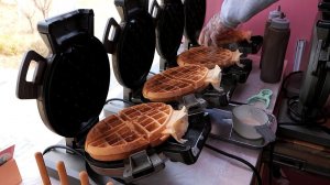 Вафли с клубникой и бананом в фургончике с вафлями. Корейская уличная еда