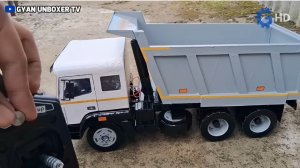 Человек строит работающий самосвал используя только картон.