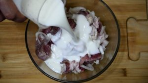 Простота зашкаливает. Заливаем МЯСО КЕФИРОМ и на выходе ВКУСНОТА - Свинина по-Бристольски.