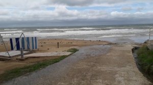 Детский лагерь Орлёнок. Море штормит, Ветер с ног сдувает, но ребятам всё "нипочём".