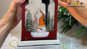 332749 Фонарь декоративный с новогодним дизайном со стеклянными панелями красно-зеленый 35см