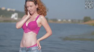 Девушка в шортах ходит по песчаному пляжу . Эротика