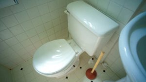 Новорожденную девочку нашли живой в бачке унитаза