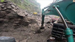 Строительство, экскаватор копает песок