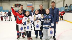 В хоккей играют и девчонки