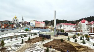 Художники из Санкт-Петербурга выкладывают мозаику на новой стеле в Ханты-Мансийске