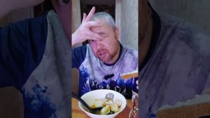 Мукбанг.  Пельмени с пастой том ям и намазкой из сала. Еда на камеру.