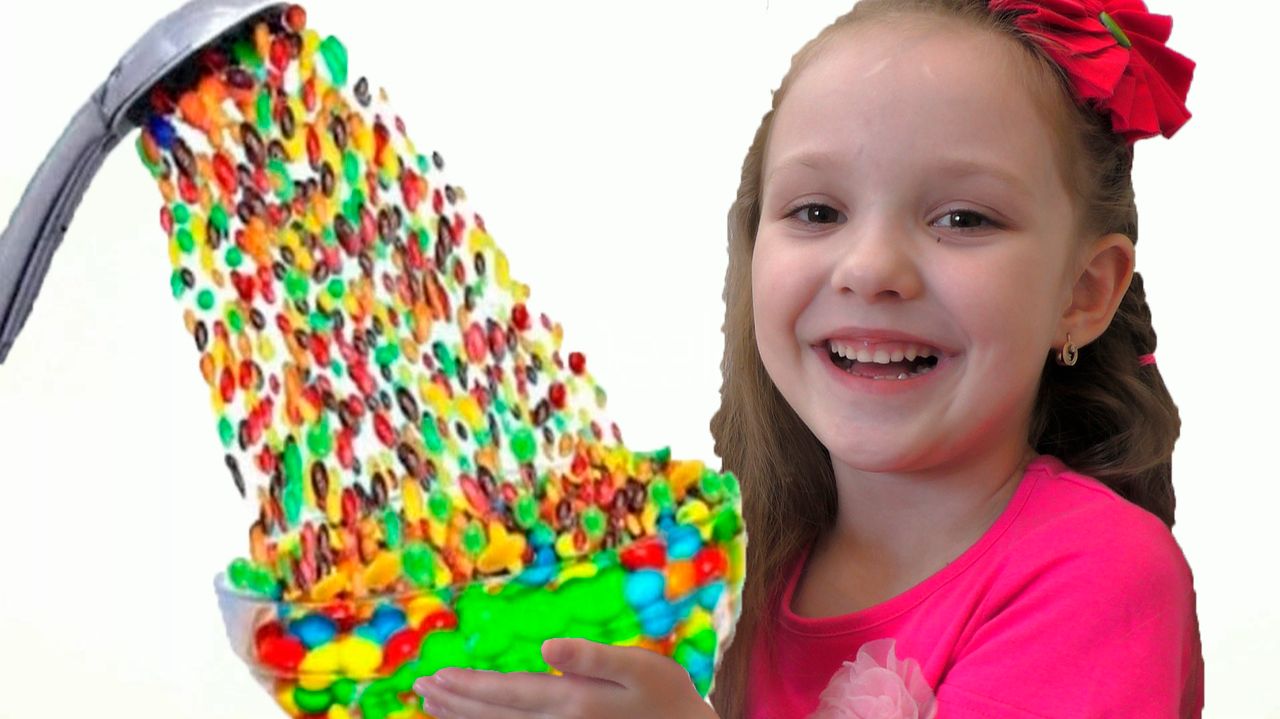 Лиза с папой и их забавная история с конфетами  Волшебный душ  Большой сборник Видео для малышей