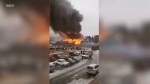 Кровля обрушилась во время пожара в магазине в Сургуте