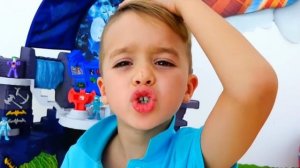 Ребята распаковывают набор игрушек Batcave!