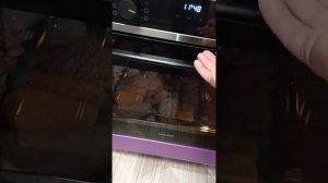 Котлеты и картофель в духовке аппетитно выглядит