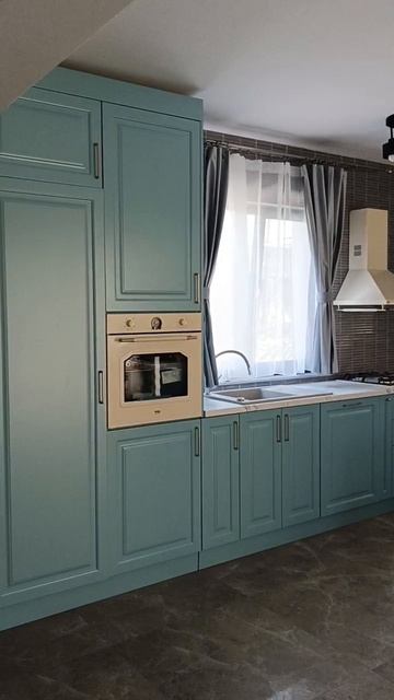 П-образная кухня с окном