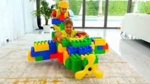 Ники, Влад и ИГРУШЕЧНЫЙ самолет! Видео для детей!