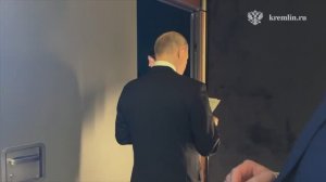 Владимир Путин выступает на пленарном заседании конференции AI Journey-2025