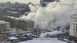 В Петербурге автомобили начали уходить под землю из-за прорыва трубы с кипятком