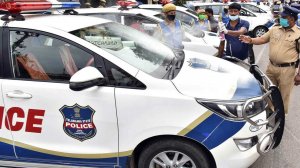 Полицейский схватился за машину нарушителя и проехал 10 км до участка