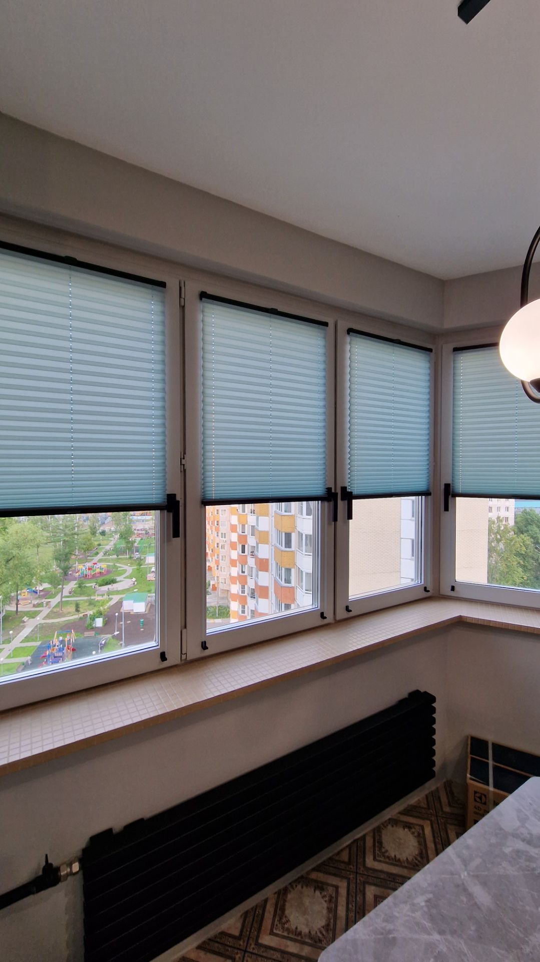 Шторки плиссе. Натяжная система. Ткань Аида перл голубой. Черная фурнитура