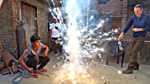 ✅ТОП-7 Химически Агрессивных экспериментов в Индии ⚡💡⚡ + Пранк от Антохи над индийцами