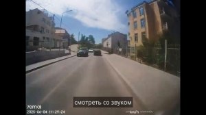 Не всем машинам хватает места разъехаться на Рыбацком причале даже после ремонта