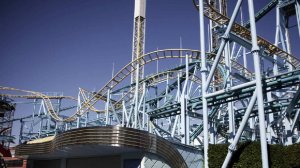 Женщина вылетела с движущихся американских горок и выжила