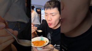 Китайский мукбанг. Поедание морепродуктов