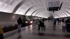 Джазовый поезд в московском метро.Первый раз увидела такой.