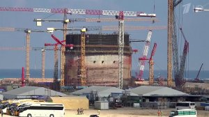 Специалисты установили в проектное положение корпус реактора первого энергоблока АЭС "Эль-Дабаа"