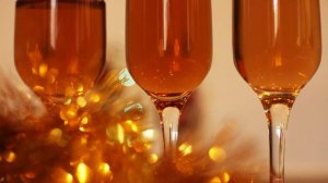 Алкоголь остается одним из самых популярных новогодних подарков