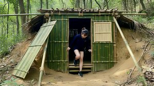 Девушка строит убежище из бамбука. Выживание в лесу. Бушкрафт